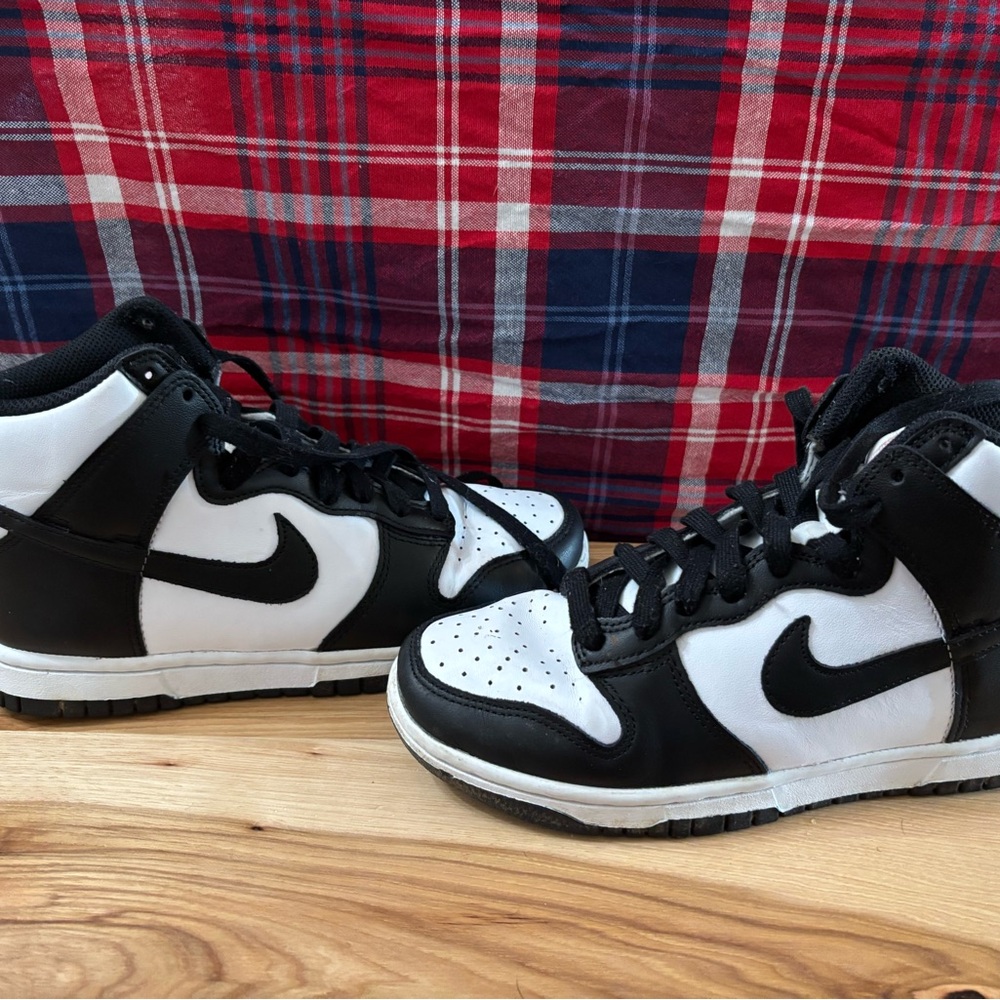Women’s size 6 Nike panda dunks